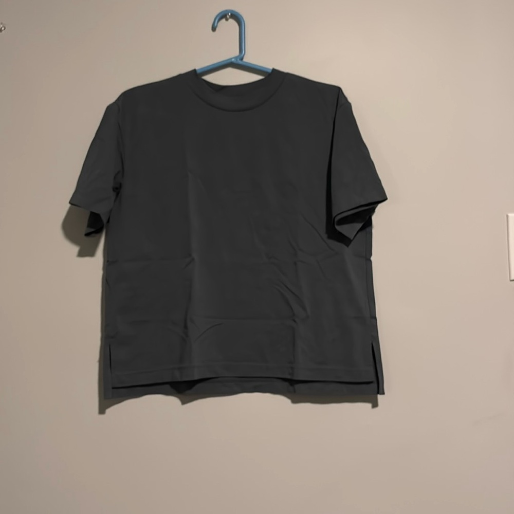 Gray uniqlo AIRism tshirt (unisex)